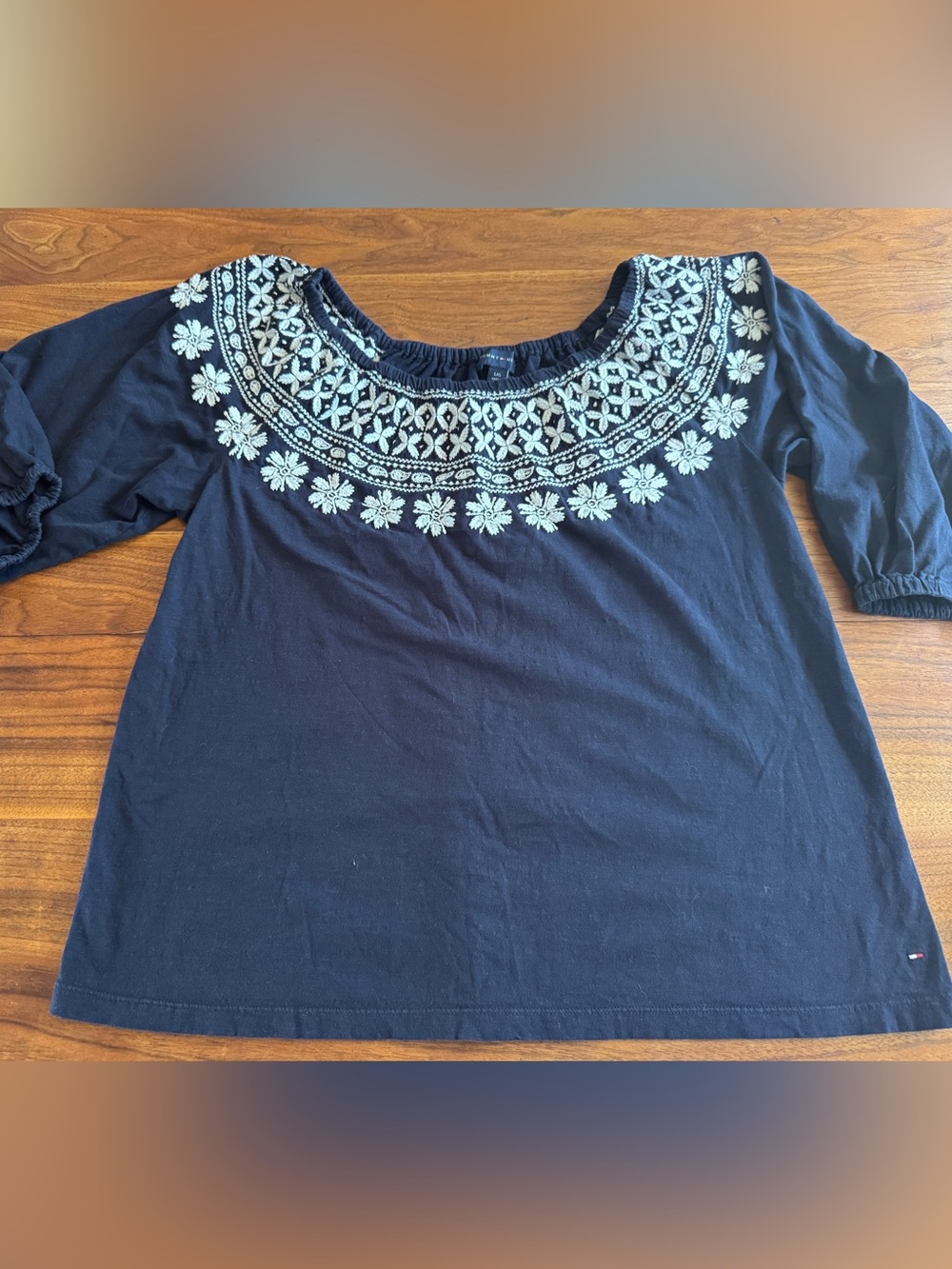 Tommy Hilfiger Embroidered Yoke Cotton Knit Top in Great Condition Navy White M